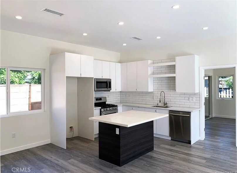 17217 Kittridge St in Los Angeles, CA - Building Photo