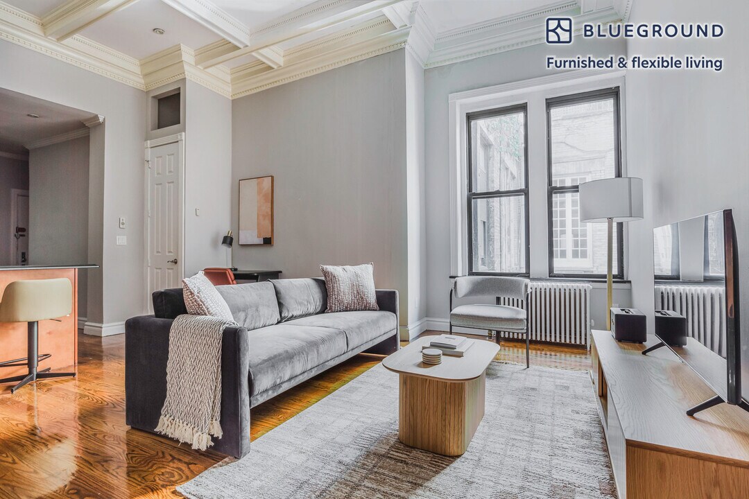 7 E 75th St in New York, NY - Building Photo