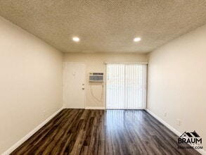 19401 Haynes St in Los Angeles, CA - Building Photo - Building Photo