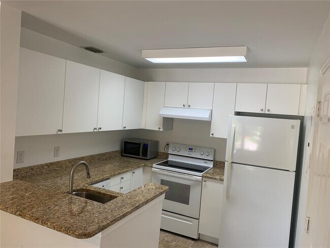 4005 Crockers Lake Blvd in Sarasota, FL - Building Photo - Building Photo