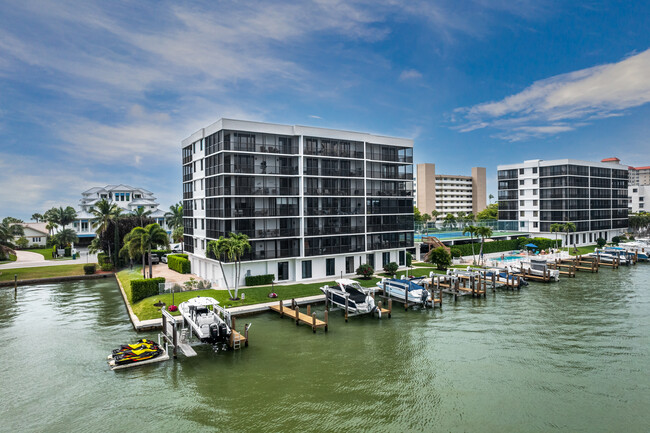 Vanderbilt Bay I in Naples, FL - Building Photo - Building Photo