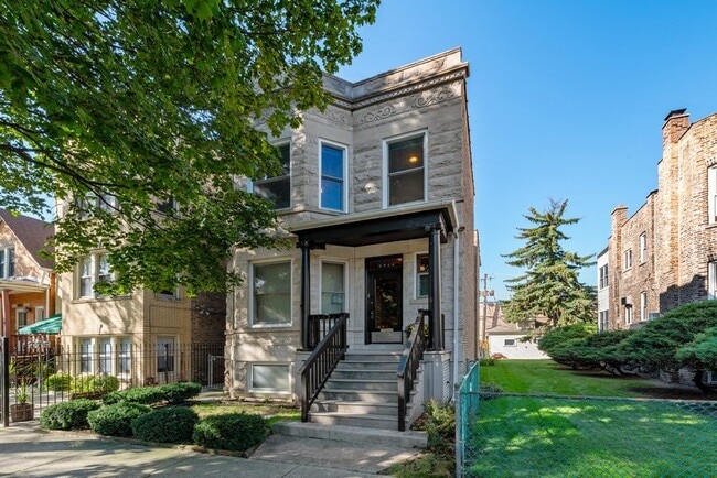 2948 N Fairfield Ave, Unit 2