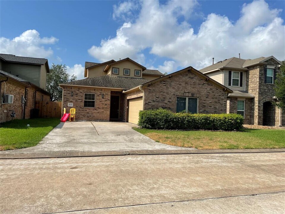 9616 Hamilton Dr in Pearland, TX - Building Photo