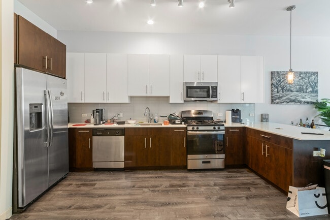 851 W Grand Ave, Unit 102 in Chicago, IL - Foto de edificio - Building Photo