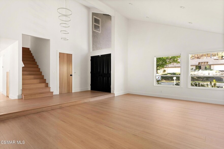 84 Sunny Vista Ave in Oak Park, CA - Building Photo