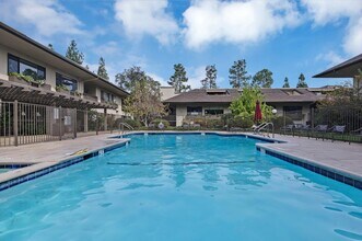 2140 Santa Cruz Ave, Unit A210 in Menlo Park, CA - Foto de edificio - Building Photo
