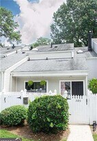 2685 Meadowlawn Dr in Marietta, GA - Building Photo