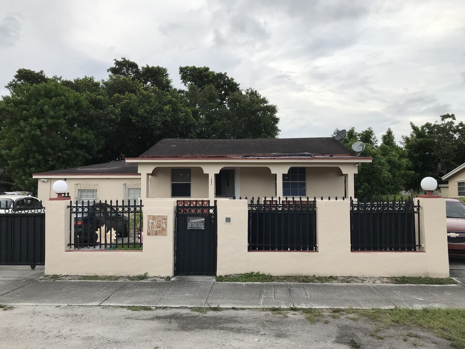 1065 NW 140th St in Miami, FL - Building Photo