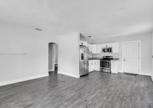 2960 NW 63rd St in Miami, FL - Building Photo - Building Photo