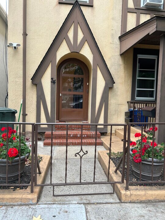 34 Sand St, Unit 1st floor apartment in Port Chester, NY - Foto de edificio