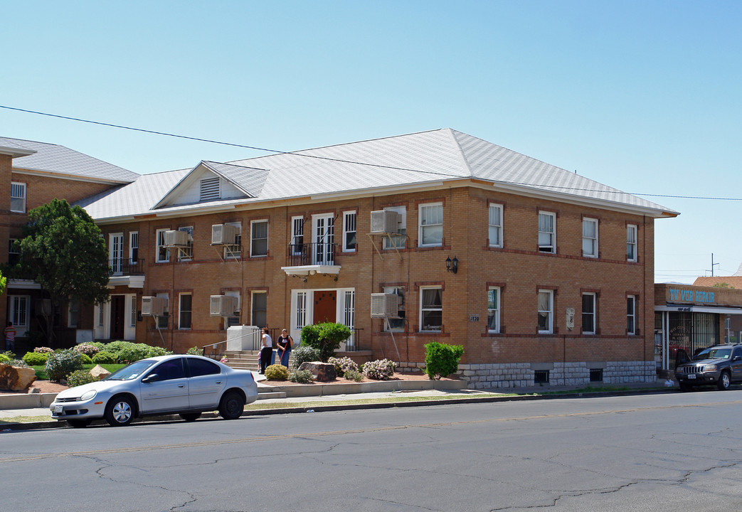 Hampton Court Apartments in El Paso, TX - Building Photo