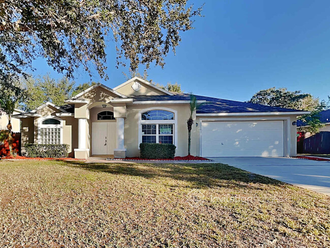 1332 Fallwood Dr in Deltona, FL - Foto de edificio - Building Photo