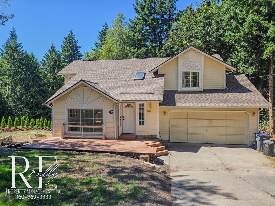 7665 NE Clover Blossom Ln in Bremerton, WA - Building Photo