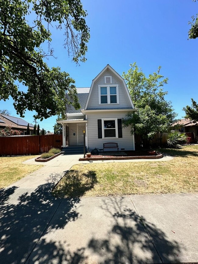 property at 323 W Myrtle St