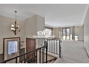 1241 Holly Dr E in Hugo, MN - Foto de edificio - Building Photo