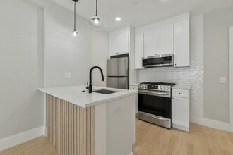 177 Chelsea St, Unit 2 in Boston, MA - Building Photo - Building Photo