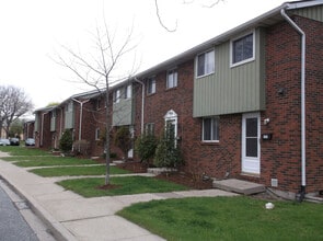 Anchorage on the Park Townhomes in Windsor, ON - Building Photo - Building Photo