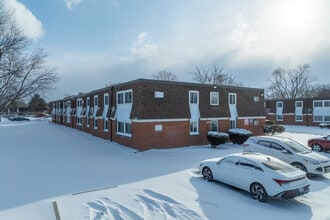 Meadowbrook Apartments in Windsor, ON - Foto de edificio - Building Photo