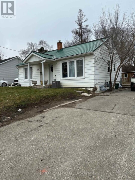 305 Eagle St in Newmarket, ON - Building Photo