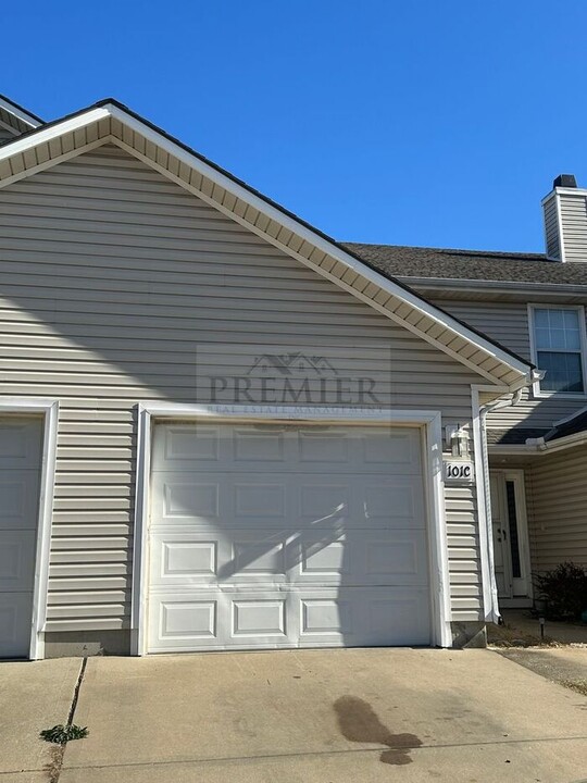 101 NE Dogwood in Oak Grove, MO - Building Photo