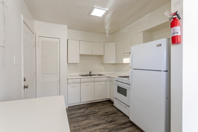 Cedar Elm Apartments in Midland, TX - Building Photo - Interior Photo