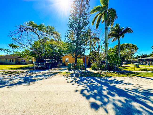 678 NW 13th St in Homestead, FL - Building Photo - Building Photo