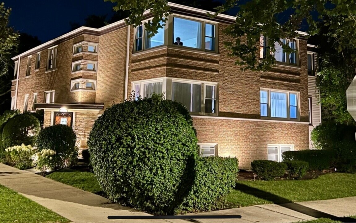 5700 N Richmond St in Chicago, IL - Building Photo