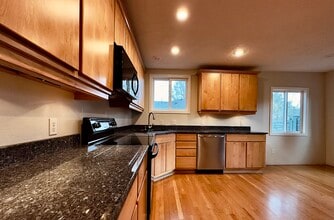 8717 NE Webster St, Unit A in Portland, OR - Building Photo - Building Photo