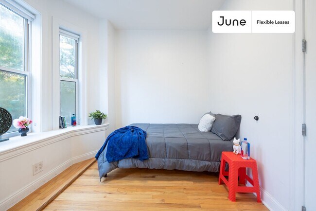 Modern ROOM at The Monroe House, Unit 3 in New York, NY - Foto de edificio - Building Photo