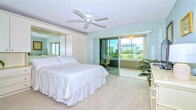 1200 E Peppertree Ln in Sarasota, FL - Foto de edificio - Building Photo