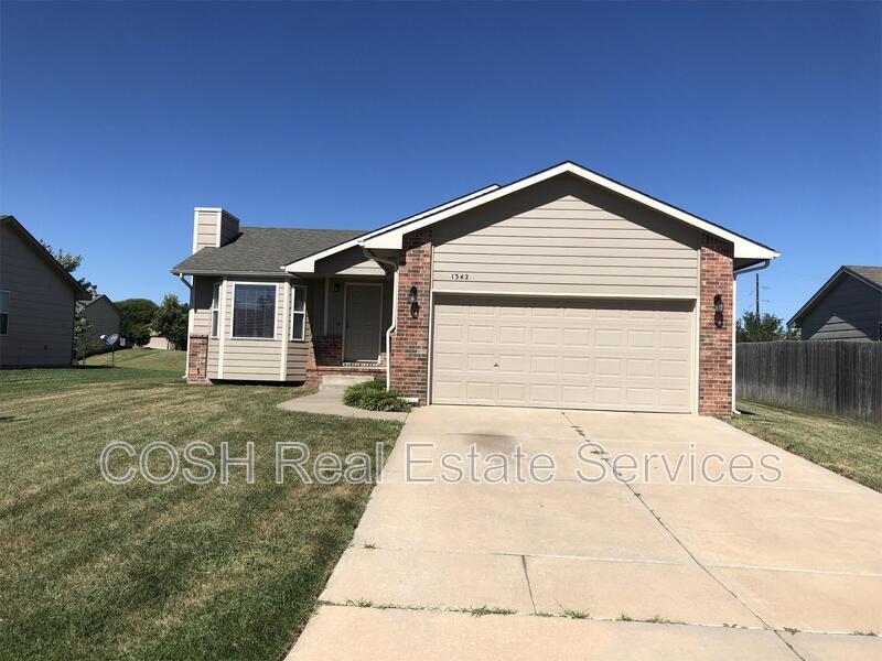 1342 N Aksarben Ct in Wichita, KS - Building Photo