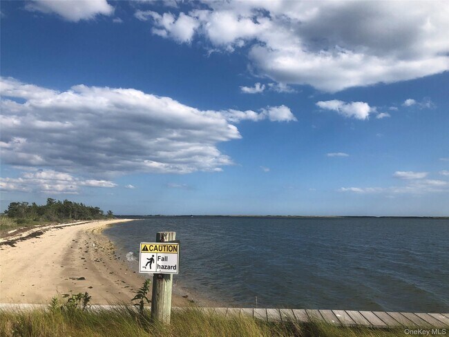 24 E Point Ln in Hampton Bays, NY - Building Photo - Building Photo