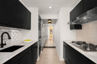 15 W 53rd St in New York, NY - Building Photo - Building Photo