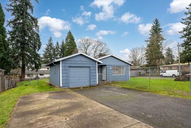 15706 E Burnside St in Portland, OR - Building Photo - Building Photo