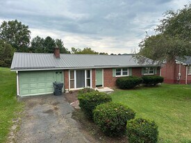 1113 N Paperville Rd in Bristol, TN - Building Photo