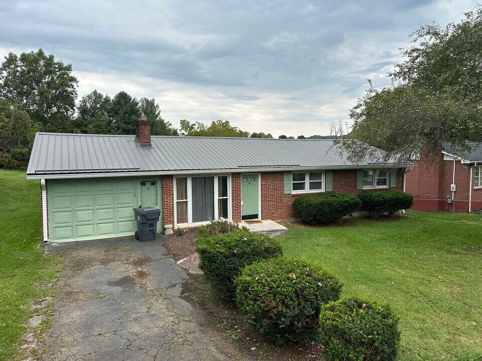 1113 N Paperville Rd in Bristol, TN - Building Photo