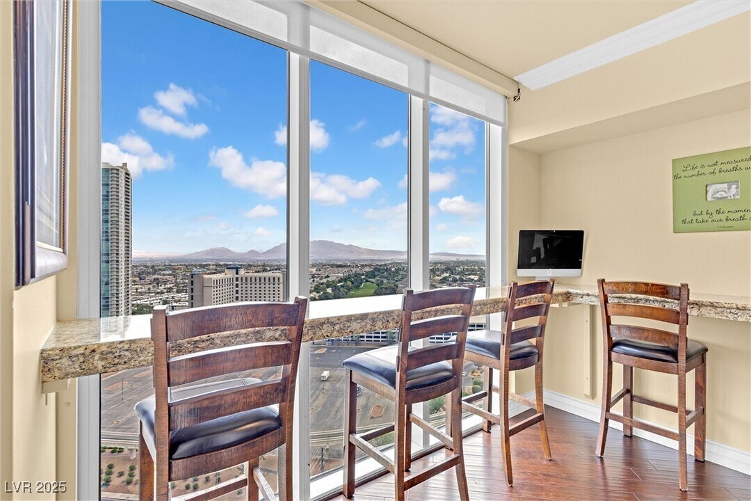 2777 Paradise Rd in Las Vegas, NV - Building Photo