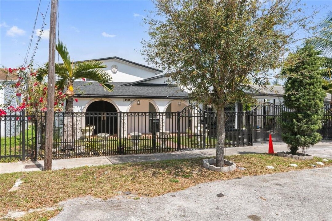 1409 NW 44th St in Miami, FL - Foto de edificio
