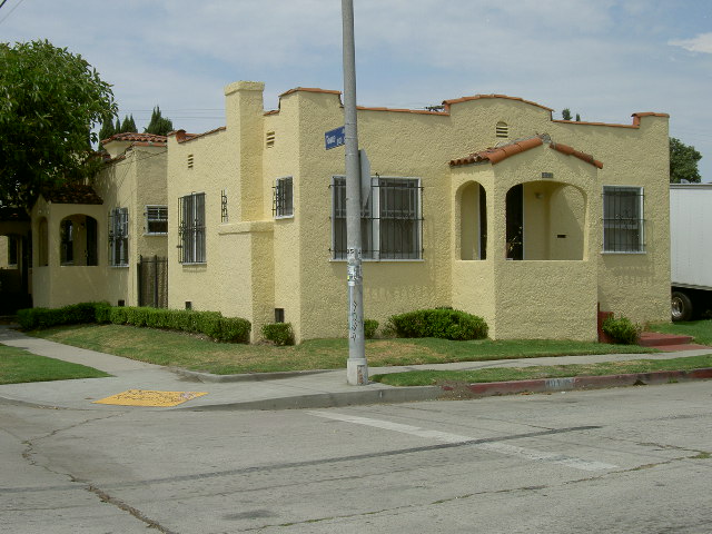 401 E 82nd St in Los Angeles, CA - Building Photo