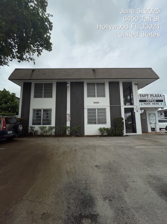 Taft Plaza Apartments in Hollywood, FL - Building Photo - Building Photo