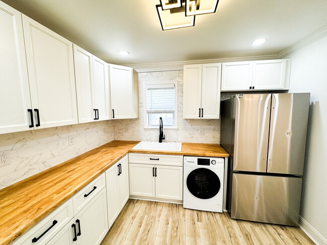 711 W 44th St in Savannah, GA - Building Photo - Building Photo