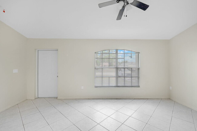 18500 Tampa Rd in Ft. Myers, FL - Foto de edificio - Building Photo