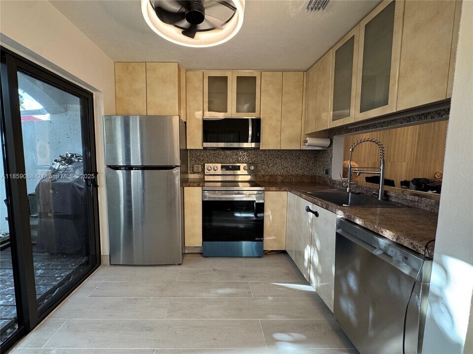 20940 Bay Ct in Miami, FL - Building Photo