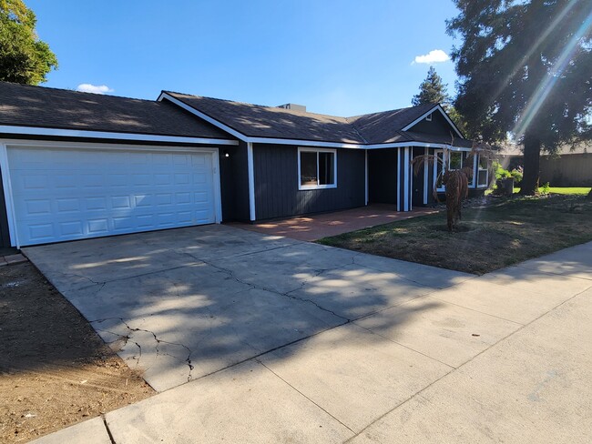 2104 S Conyer Ct in Visalia, CA - Building Photo - Building Photo