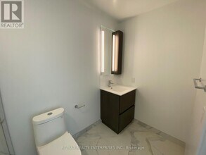 215-215 Lakeshore Rd W in Mississauga, ON - Building Photo - Building Photo