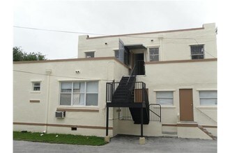 1735 SW 8th St in Miami, FL - Building Photo - Building Photo