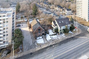 389 Cleveland St in Toronto, ON - Building Photo