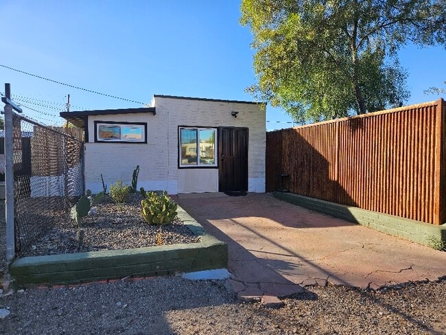 property at 1548 E 9th St