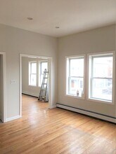 85 Cross St, Unit 2 in Somerville, MA - Foto de edificio - Building Photo