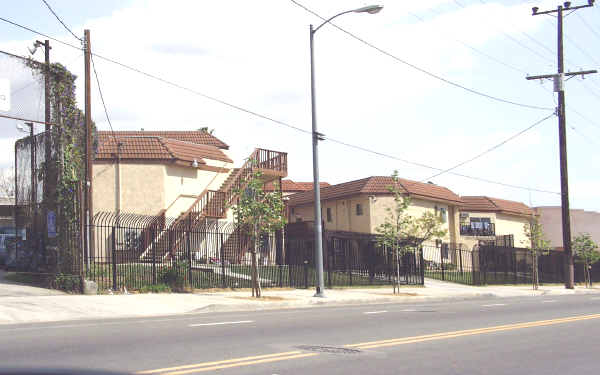 135-145 W Avenue 26 in Los Angeles, CA - Foto de edificio - Building Photo